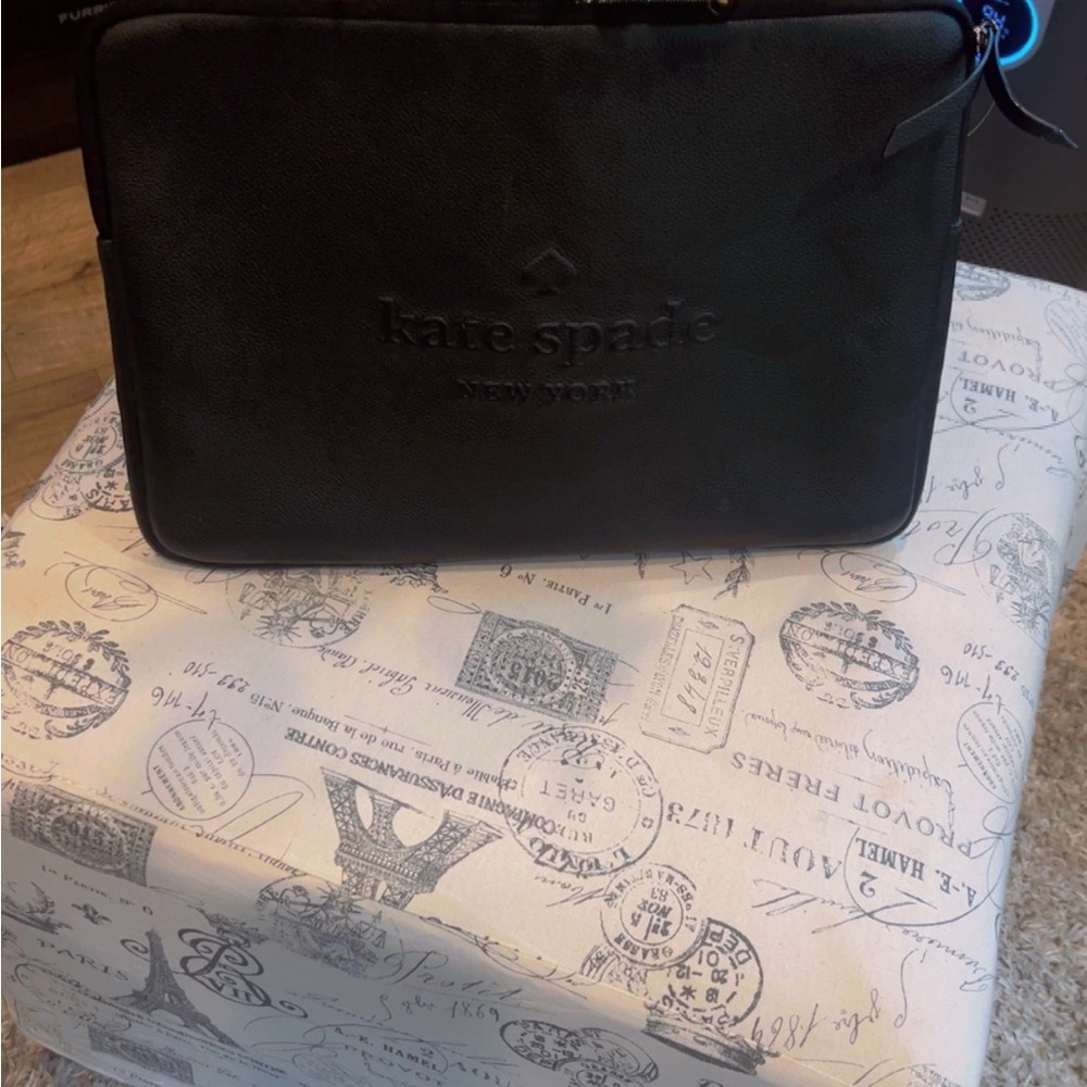 Kate Spade Larchmont Avenue Logo Laptop Sleeve - Picture 2 of 2